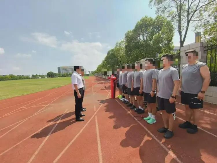 航空安全员进行体能考核。（取材自正在新闻）