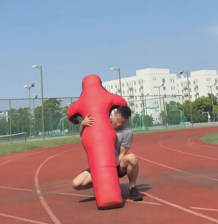 航空安全员进行体能考核。（取材自正在新闻）