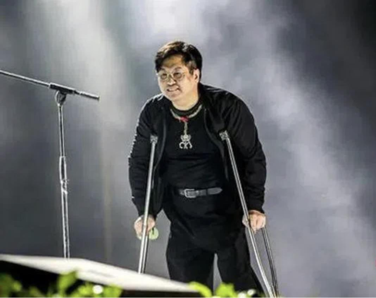 歌手郑智化10月25日在微博发文，控诉深圳宝安机场「对残疾人的态度是最没人性的」，引发舆论关注。（取材自微博）