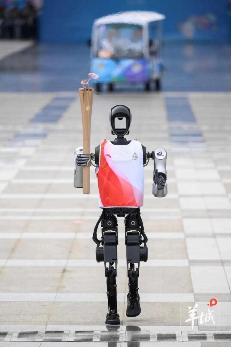 人形机器人「夸父」单臂负载1.6KG火炬、以高度拟人的奔跑姿态圆满完成任务。(取材自微信)