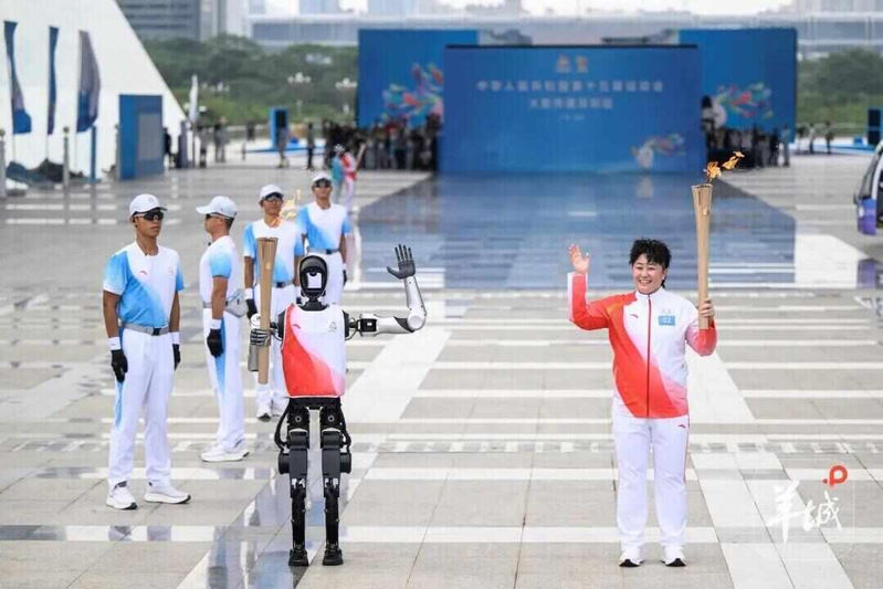 人形机器人「夸父」单臂负载1.6KG火炬、以高度拟人的奔跑姿态圆满完成任务。(取材自微信)