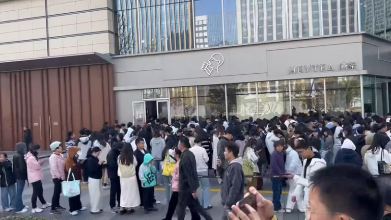 泰州全城共庆苏超捧杯，喊「夺冠同喜”可免费进店喝饮料，数百人排队望不到头。(取材自极目新闻)