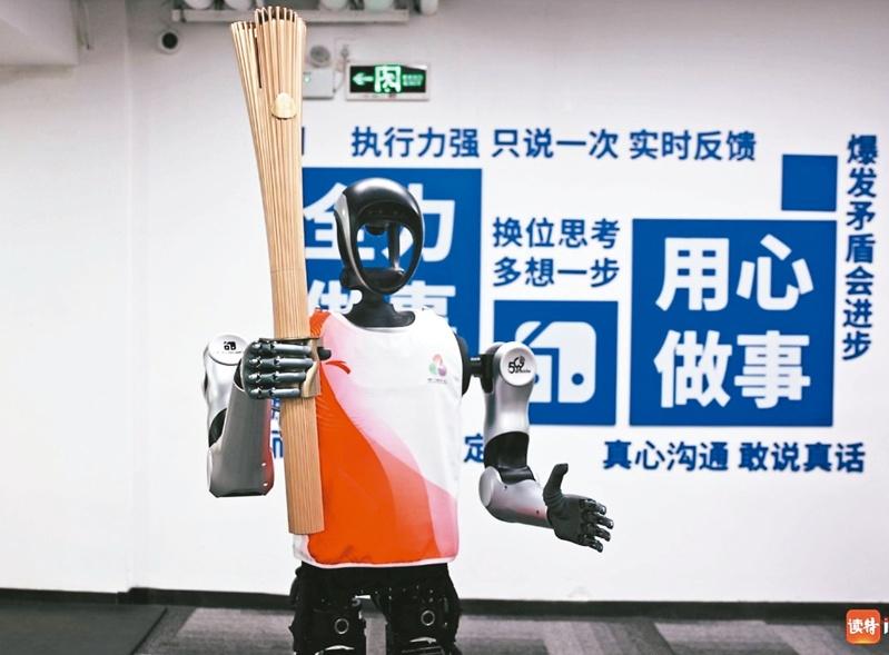 人形机器人「夸父」单臂负载1.6KG火炬、以高度拟人的奔跑姿态圆满完成任务。(取材自微信)