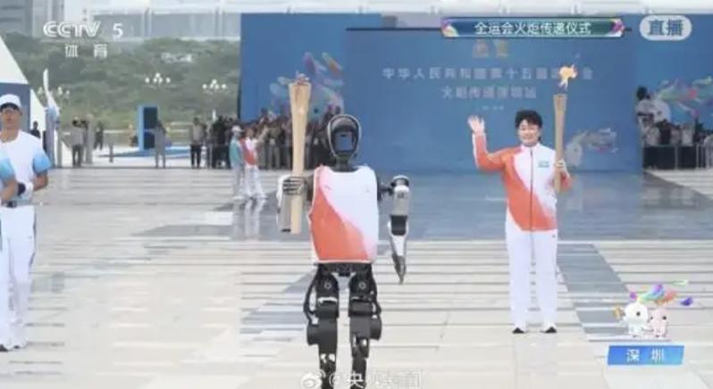 人形机器人「夸父」单臂负载1.6KG火炬、以高度拟人的奔跑姿态圆满完成任务。(取材自微信)
