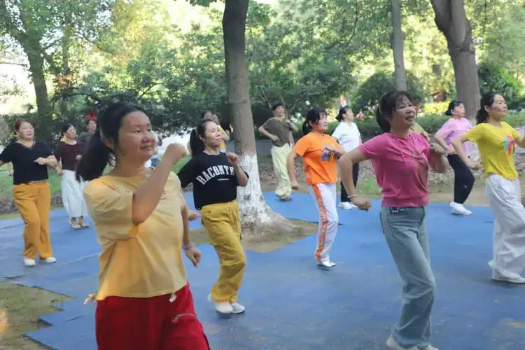 肖雪飞（右）和女儿杨芳（左）。（取材自潇湘晨报）