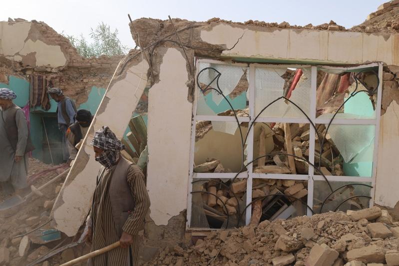 阿富汗北部城市马萨里沙利夫附近3日清晨发生规模6.3地震。图为阿富汗北部沙曼冈(Samangan)省地震后,居民检查受损房屋。欧新社