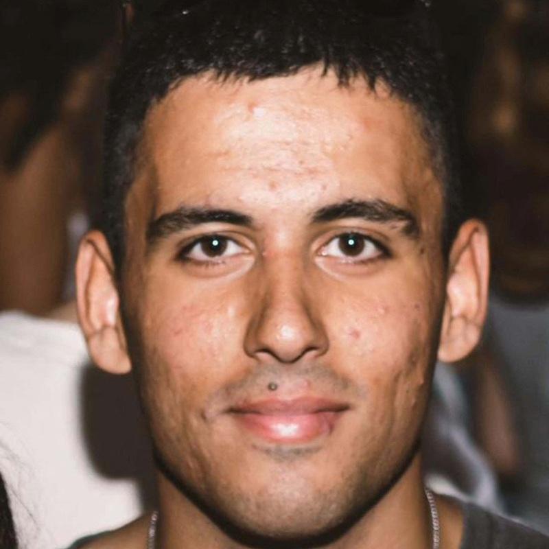 以色列3日证实3具遗体之一的身分，21岁美以双重国籍的上尉若特拉（Omer Neutra）。图为若特拉的父母拿着他们儿子的照片。美联社