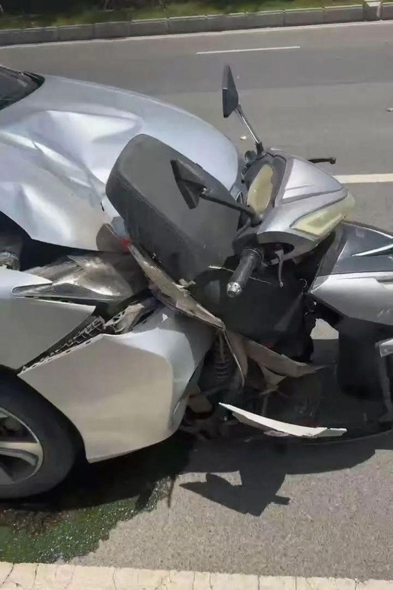 长期矛盾就想报复?江苏高三生遭邻居开车高速冲撞身亡 撞击现场。(取材自中国新闻周刊)