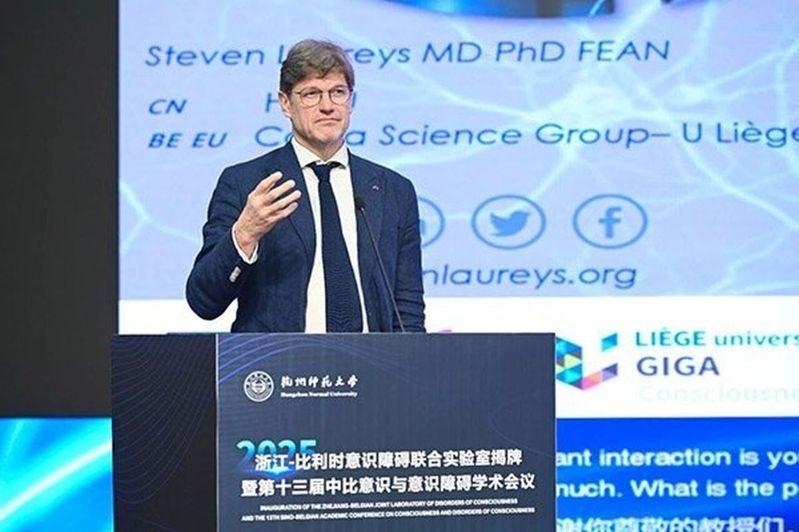 国际意识研究协会主席、欧洲科学院院士史蒂文.洛雷。(取材自微博)