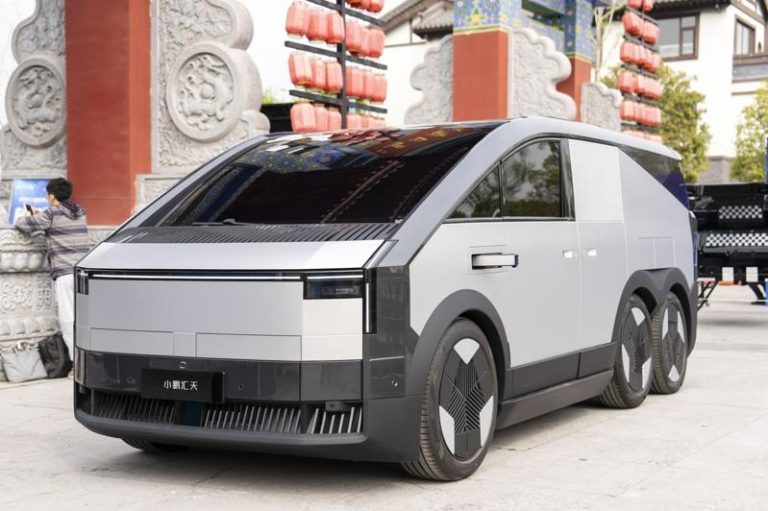 小鹏汇天飞行汽车量产工厂于3日试产并顺利下线首台「陆地航母」飞行器，标志着全球首条飞行汽车量产线贯通。（新华社数据照片）