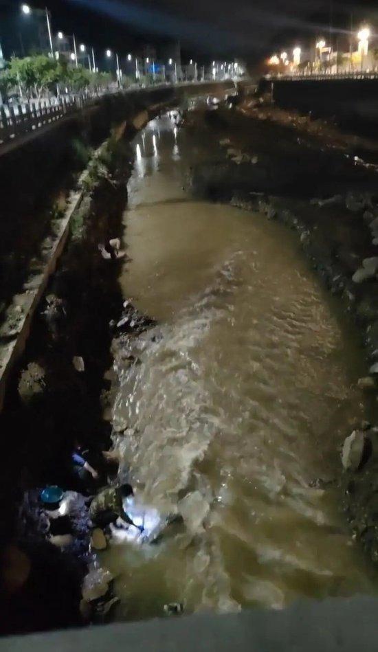 网友发布视频称有人在甘肃燕子河淘金。(视频截屏)