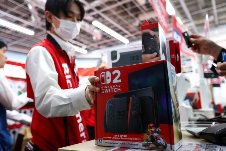任天堂Switch 2游戏机，截至9月底已售出1,036万台，该公司4日上修本年度销售预测至1,900万台，高于原先预估。（路透）