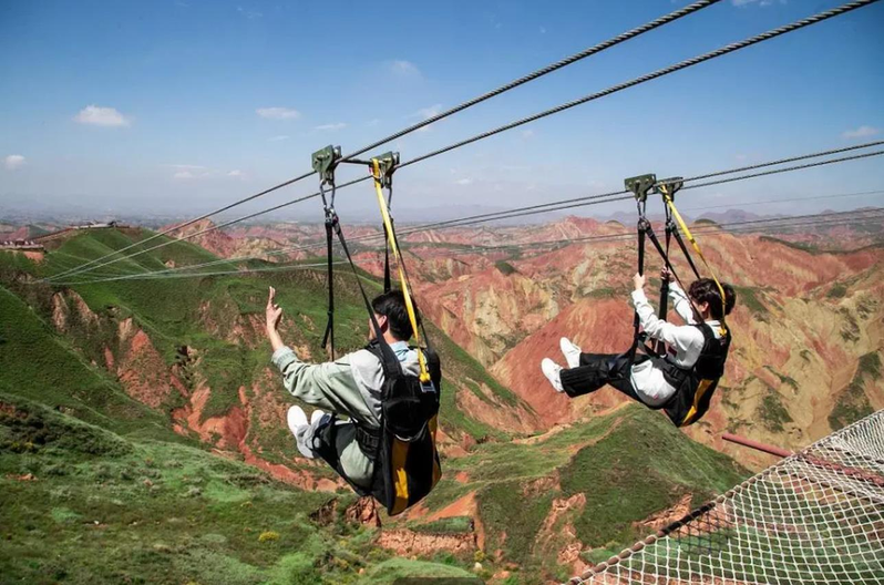 游客在兰州水墨丹霞旅游景区游玩。(新华社)