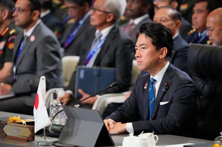 日防相外相双挺台 重申台海和平、反驳中国抗议 日本防卫大臣小泉进次郎(右)1日出席在马来西亚举行的东协防长扩大会议(ADMM-Plus)。美联社