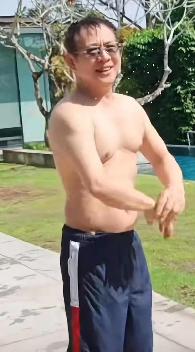 李连杰发布一段游泳影片,赤裸上身入镜。(视频截屏)