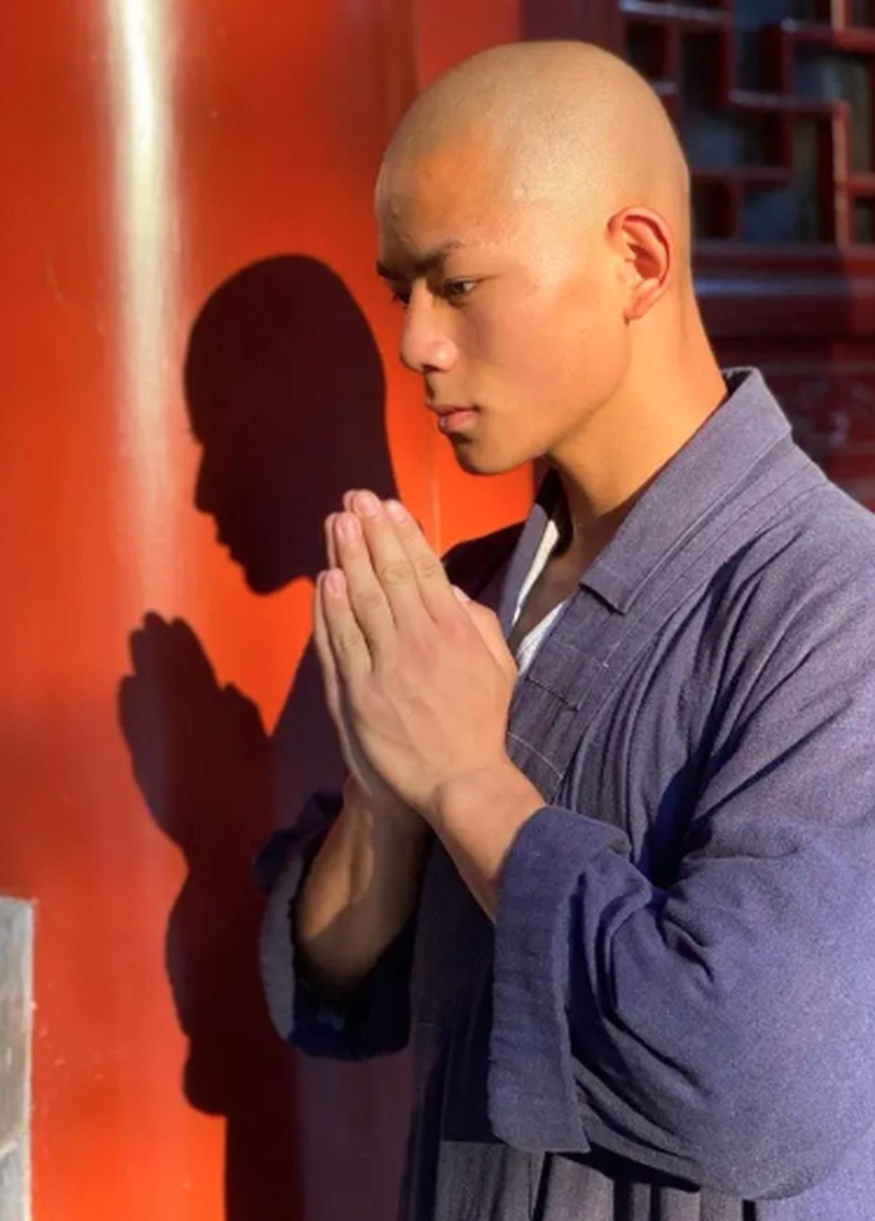 李连杰发布一段游泳影片,赤裸上身入镜。(视频截屏)