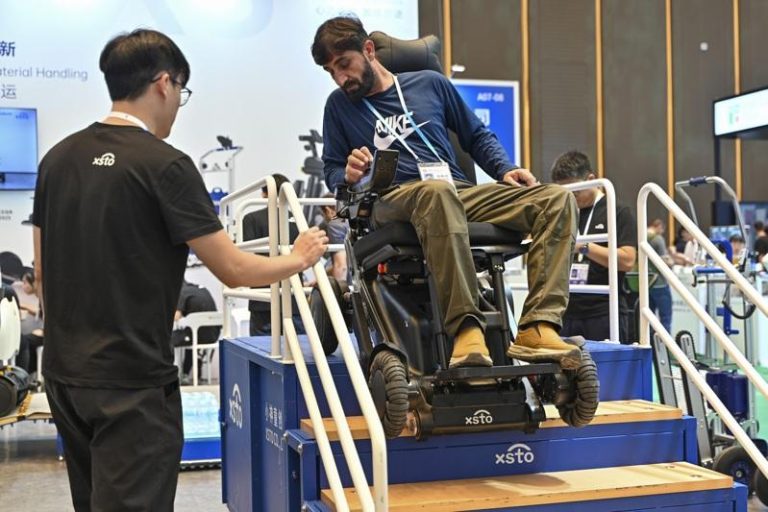 智能爬楼椅、AI移动辅助机器人… 广交会拓银发经济新赛道 第138届广交会首次设立「智能医疗专区」。图为采购商体验一款轮椅机器人。(中新社)