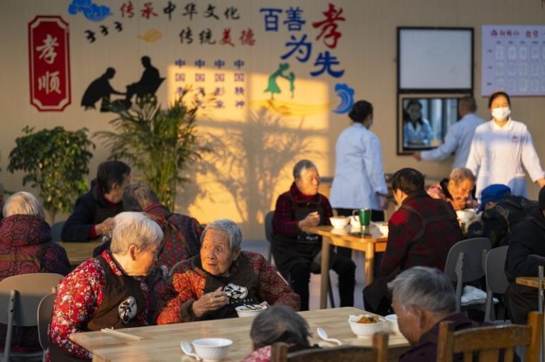 从直播骗局「抢」回父母 反背不孝名 不如这样做 学者认为,对老人的骗局之所以有效,因为「孤独是最深的漏洞」;示意图。(新华社)