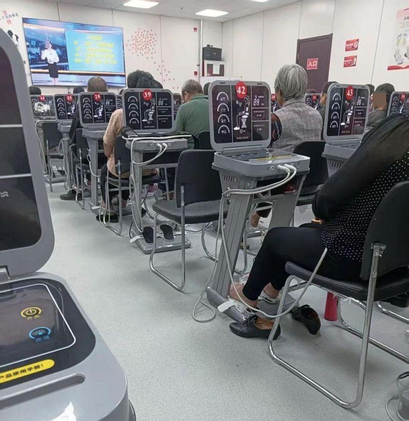 学者认为,对老人的骗局之所以有效,因为「孤独是最深的漏洞」;示意图。(新华社)