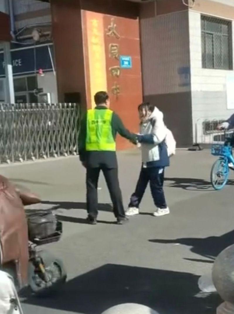 大批学生和民众打卡买烤肠声援女生。(视频截屏)