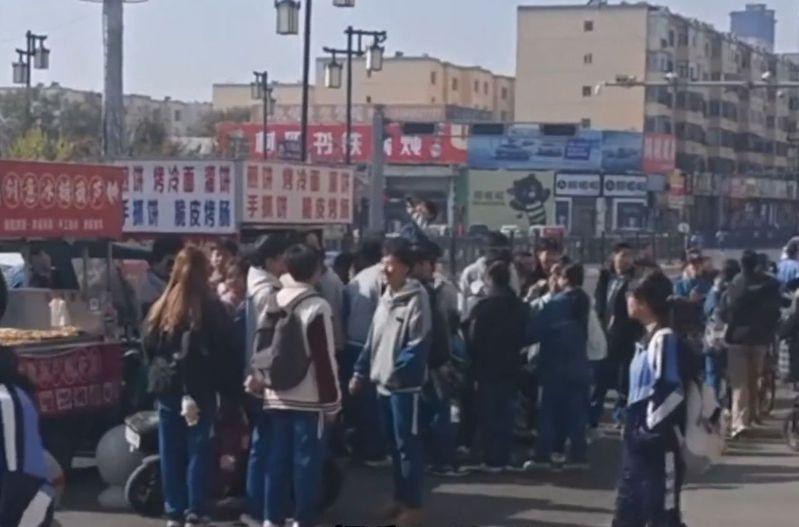 大批学生和民众打卡买烤肠声援女生。(视频截屏)