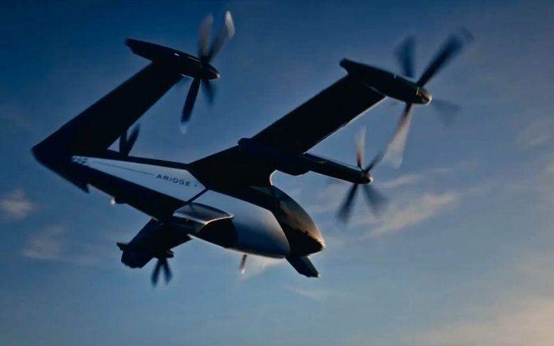 新一代人形机器人IRON走台步,凹凸体态和步伐都像极了真人。(视频截屏)