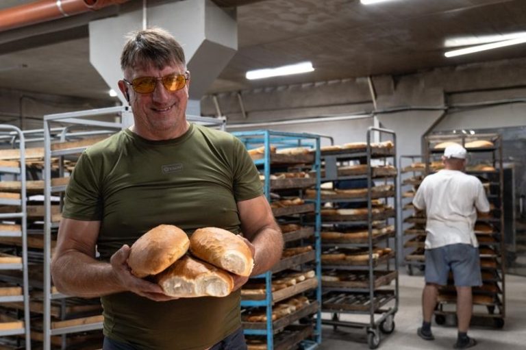 乌东烘焙厂3度重建 坚持为战区送希望:有面包香,就如生命重临 乌克兰男子奥列赫开设烘培工场为前线居民送赠面包。这间位处斯拉维扬斯克的烘培工场,已是奥列赫因战火被迫迁的第三个据点。(中央社)