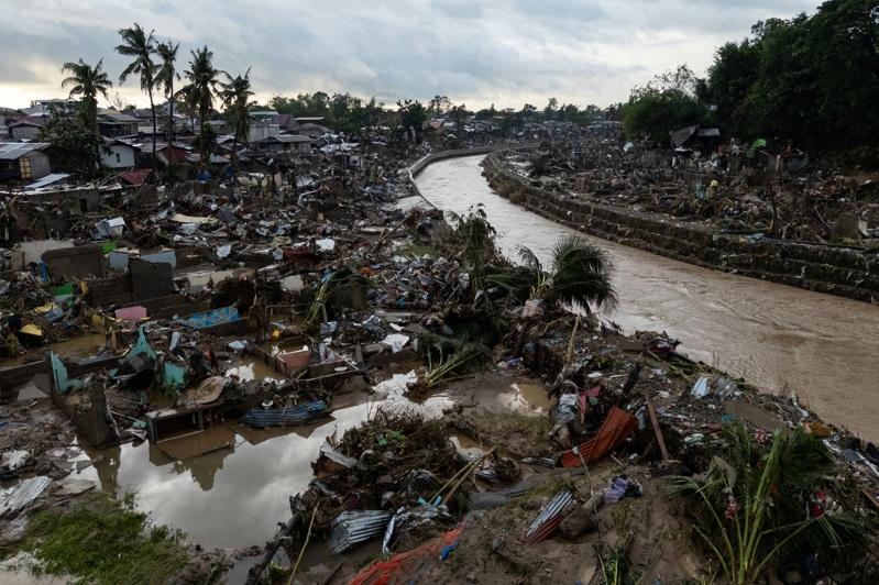 台风「海鸥」4日在菲律宾中部宿雾市引发洪水,车辆堆积成一团。(美联社)
