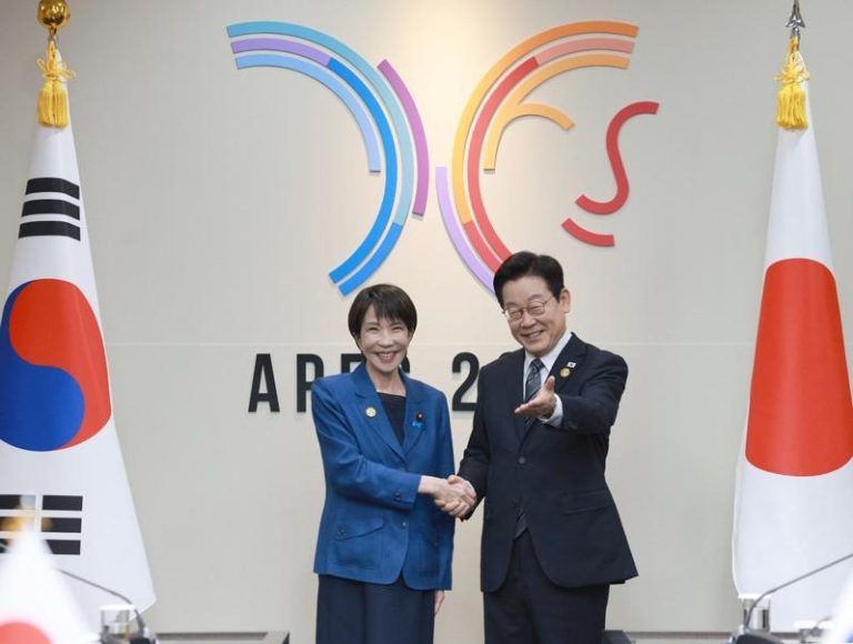 日本首相高市早苗（左）10月30日在亚太经济合作会议（APEC）峰会首次与韩国总统李在明（右）举行会谈，高市表示希望充分运用「穿梭外交」保持沟通。（中央社）