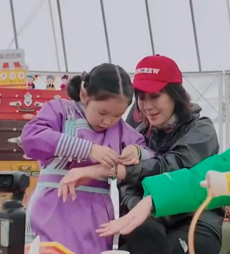 刘嘉玲将自己戴了许久的燕子手链送给一位牧民小妹妹。(视频截屏)