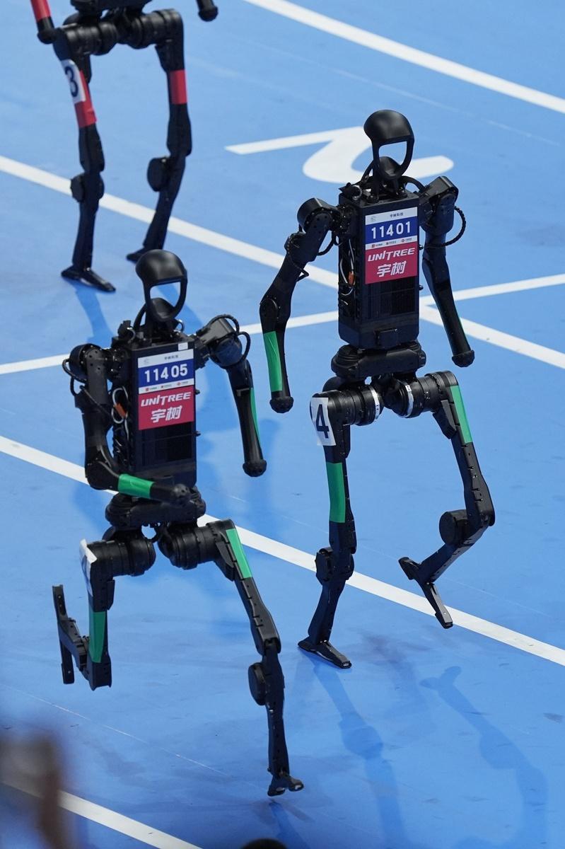 2025 RoBoLeague机器人足球联赛总决赛6月28日在北京亦庄上演。图为清华大学火神队(紫)对战北京信息科技大学Blaze光炽队(黑)。(中新社)