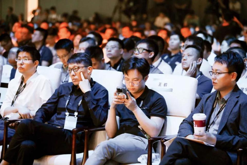 2025 RoBoLeague机器人足球联赛总决赛6月28日在北京亦庄上演。图为清华大学火神队(紫)对战北京信息科技大学Blaze光炽队(黑)。(中新社)