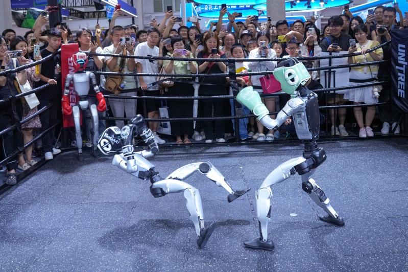 2025 RoBoLeague机器人足球联赛总决赛6月28日在北京亦庄上演。图为清华大学火神队(紫)对战北京信息科技大学Blaze光炽队(黑)。(中新社)