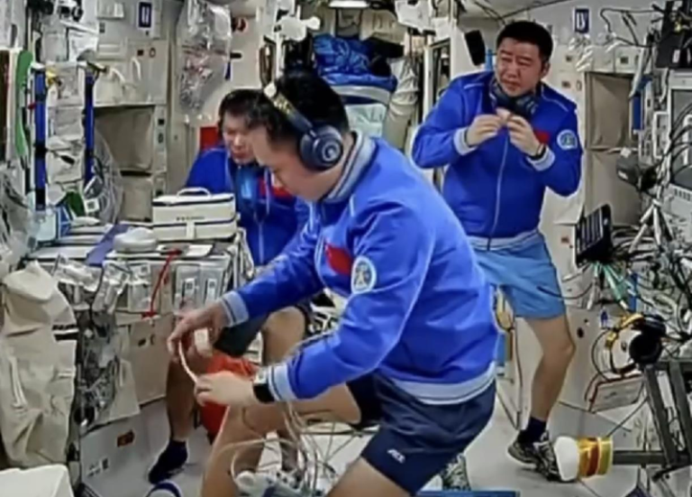 神20推迟返回地球/厘米级碎片 可致航天器彻底损坏 原计划11月5日实施的神舟20号返回任务将推迟进行。神舟20号载人飞船疑似遭太空微小碎片撞击,正进行影响分析和风险评估。(新华社)