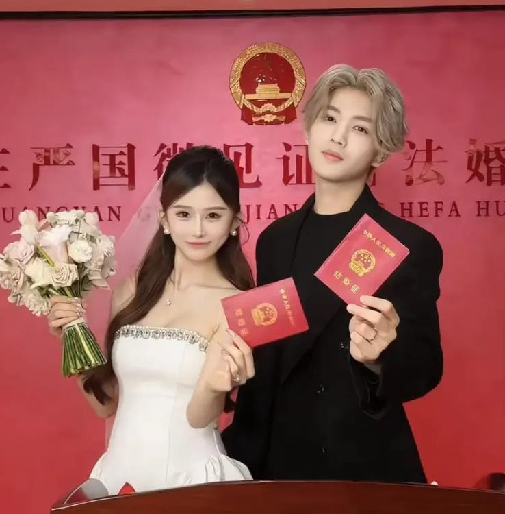 网红「鹿哈」凌达乐与女友领证结婚了却被认为是在蹭鹿晗热度被骂翻。(取材自微博)