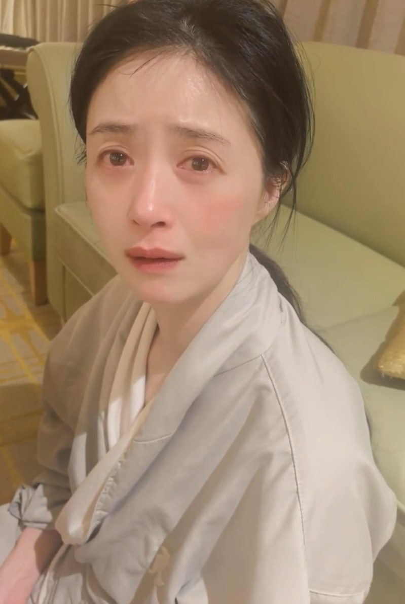 蒋欣哭着说，为了穿礼服好看，她这两天好辛苦，都没怎么吃东西。（视频截屏）