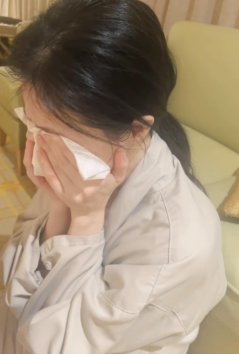 蒋欣哭着说，为了穿礼服好看，她这两天好辛苦，都没怎么吃东西。（视频截屏）