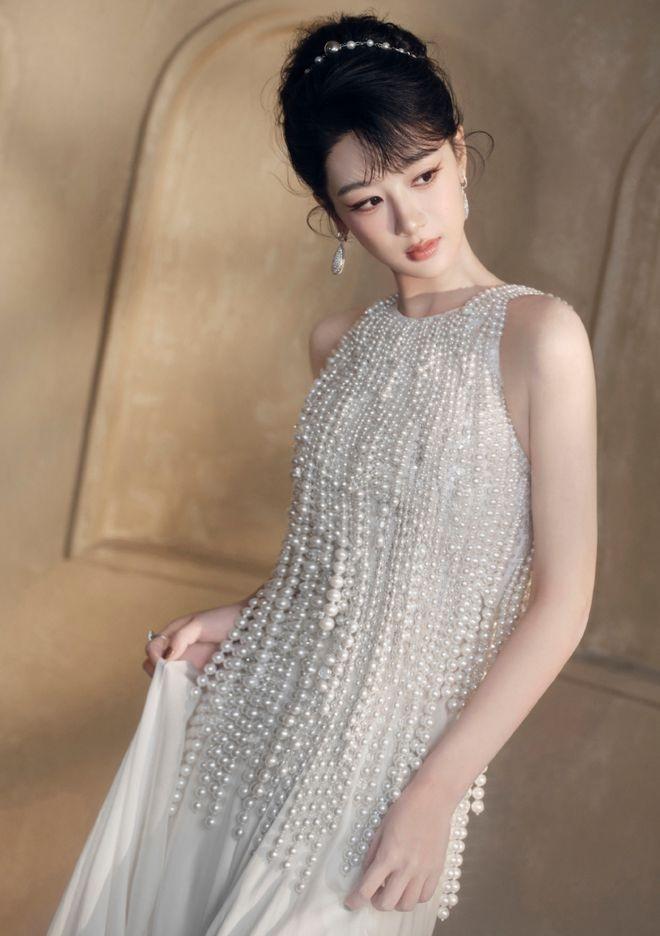 杨紫晒出33岁生日大片。(取材自微博)