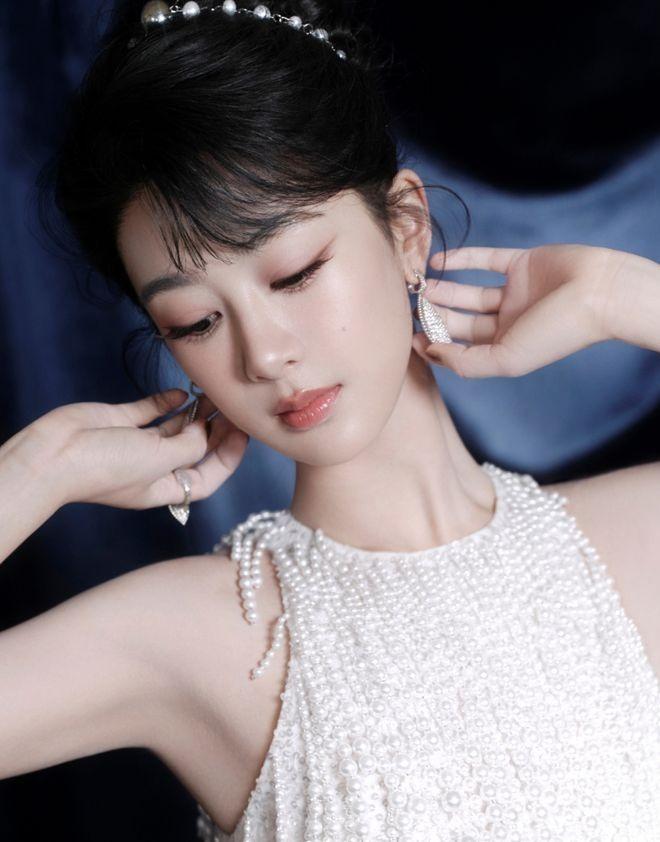 杨紫晒出33岁生日大片。(取材自微博)