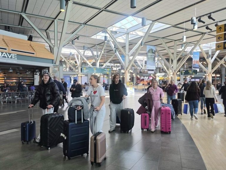 加拿大砍移民数 抢美高端人才 启动加速信道方便H-1B持有者 加拿大是全球对移民最友善的国家之一,但前几年爆量接纳移民导致社会资源严重不足,如今新总理卡尼(Mark Carney)决定未来3年收紧移民大门,其中影响最大的是有意留学加拿大的年轻人。(中央社)