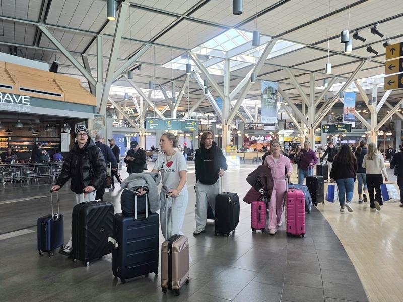 加拿大是全球对移民最友善的国家之一,但前几年爆量接纳移民导致社会资源严重不足,如今新总理卡尼(Mark Carney)决定未来3年收紧移民大门,其中影响最大的是有意留学加拿大的年轻人。(中央社)