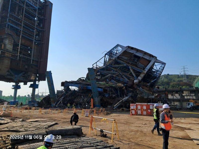南韩蔚山市东西发电厂蔚山发电本部6日发生塔式锅炉坍塌事故。(翻摄自蔚山消防本部)
