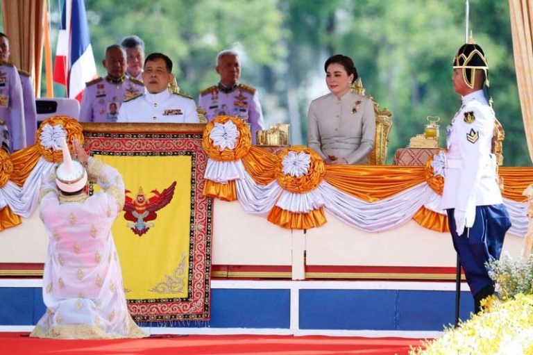 庆建交50周年 泰王瓦吉拉隆功夫妇13日起访中 泰国皇家春耕仪式今年5月在曼谷举行,农业与合作部常务次长帕拉云(左下)在典礼开始前为国王瓦吉拉隆功(中左)和王后素提达(右二)祈福。美联社