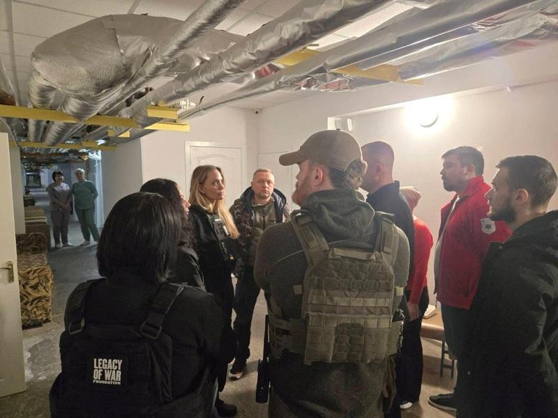 好莱坞明星兼人道主义者裘莉(金发者)突访乌克兰南部前线城市。（路透）