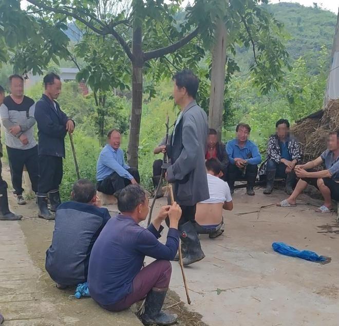 2023年，王珍失联后，乡亲参与寻找，熊某（红圈处）也在其中。（取材自潇湘晨报）