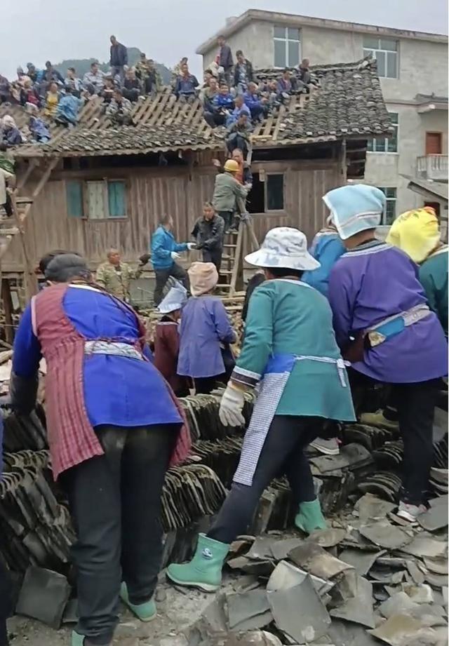 200多名村民一起「搬家」。（取材自封面新闻）