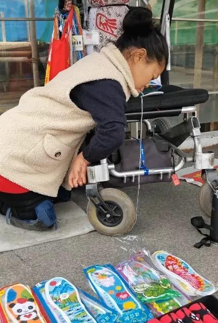 重庆残疾二孩妈妈用嘴绣鞋。（取材自潇湘晨报）