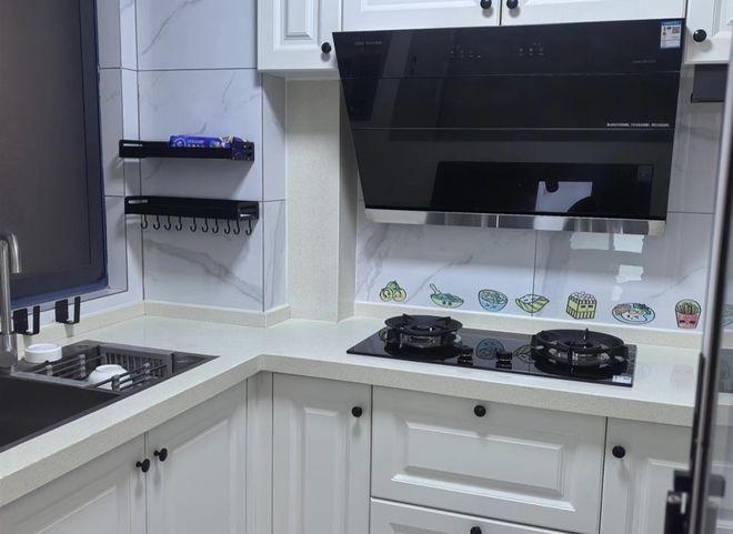 租客退租后的房屋内，桌面和地板珵亮发光。（取材自极目新闻）