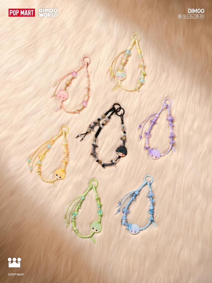 直播间里一位女性员工拿着DIMOO挂炼盲盒称这卖79元人民币有点贵。（视频截屏）