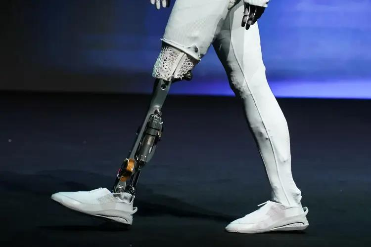 在机器人IRON通电运行状态下,现场剪开其腿部覆盖件,公开展示内部的机械结构。(取材自新京报/企业供图)